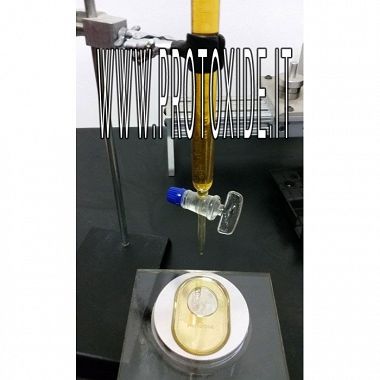 Eprouvette graduée à burette pour mesure du taux de compression. Matériel spécifique.